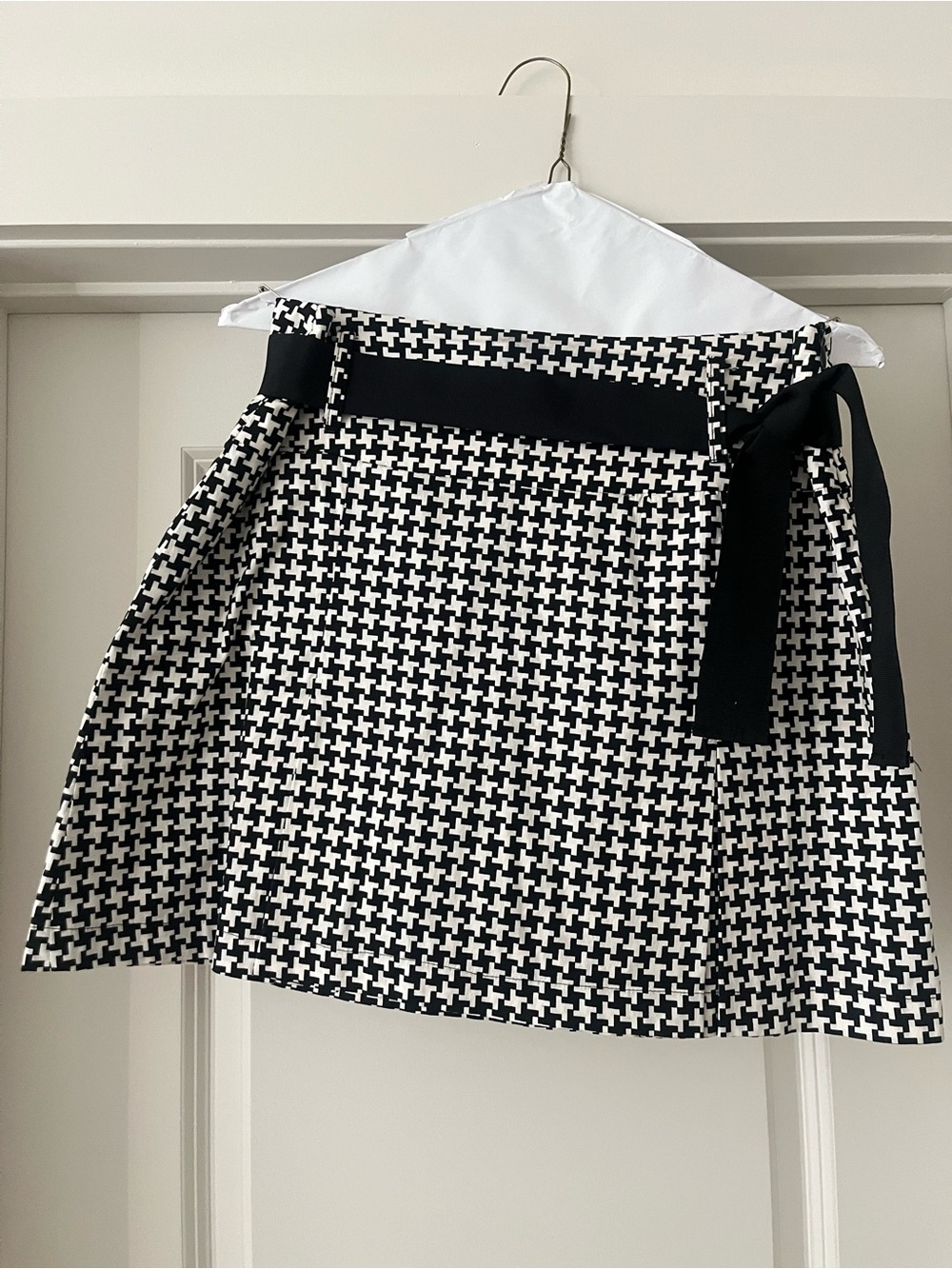 Golftini Black & White Houndstooth Skort with Tie Waist. Size 8